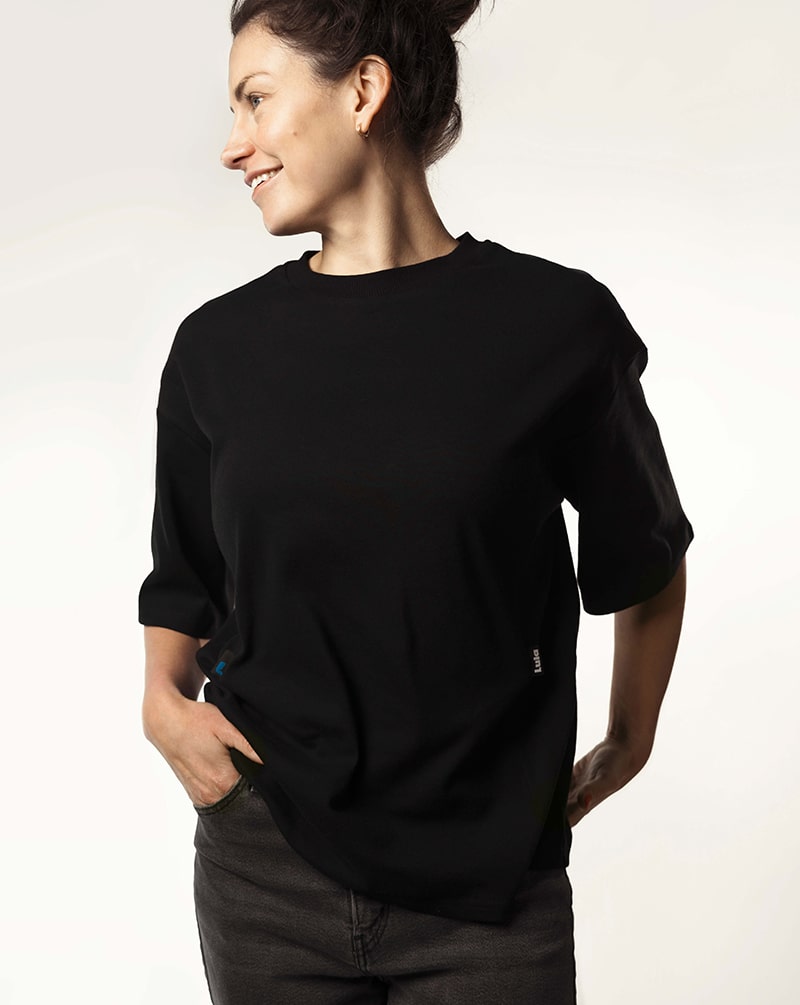 Black nursing t-shirt with breastfeeding access, an oversized fit, and elbow-length sleeves.